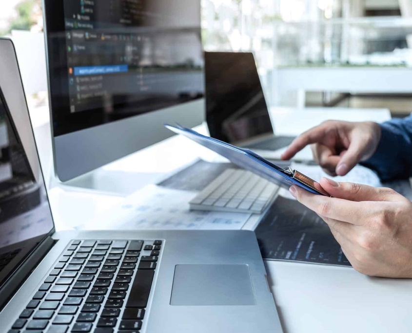 Managed-IT-solutions-worker-looking-at-clipboard (1)