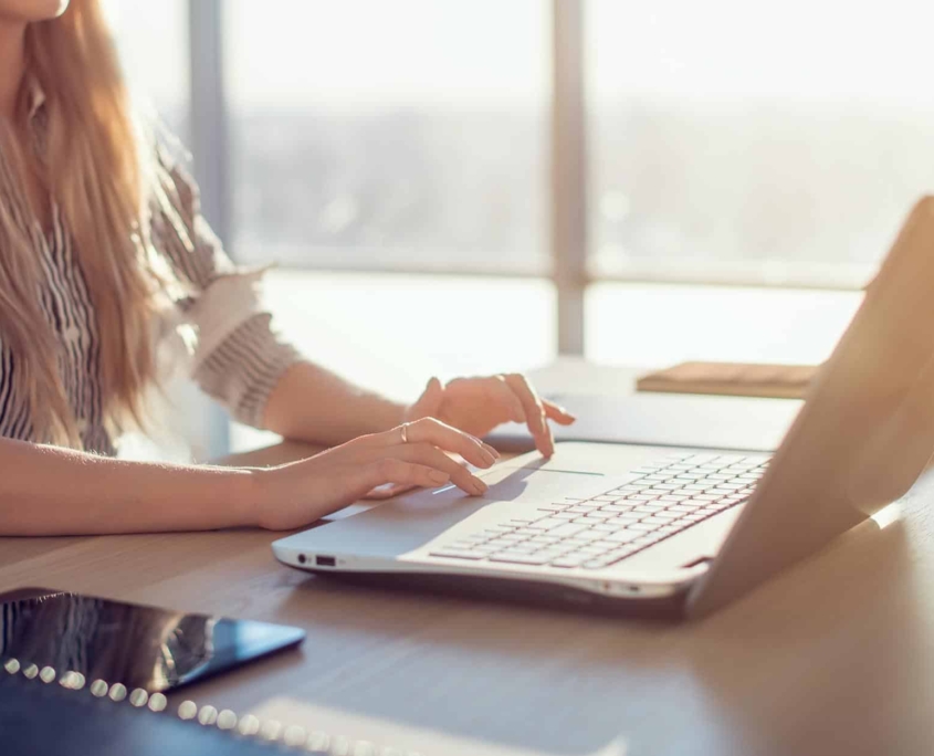 Person-working-on-laptop-for-Hybrid-Office-365-Deployment